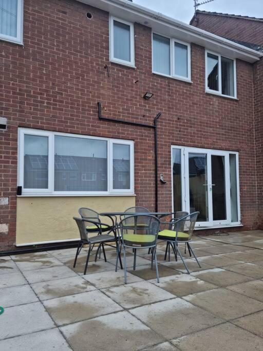 5 Bedroom House - Cheshire Oaks Ellesmere Port Exterior photo